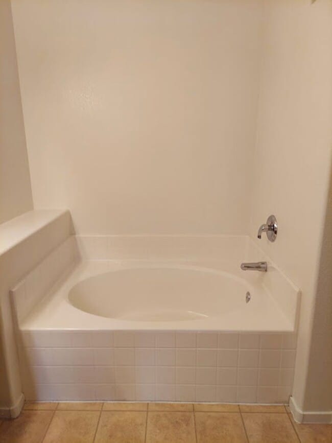 Building Photo - Excellent 2 bed 2 ba in a gated community