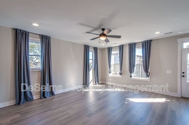Building Photo - 2061 Oakwood Avenue