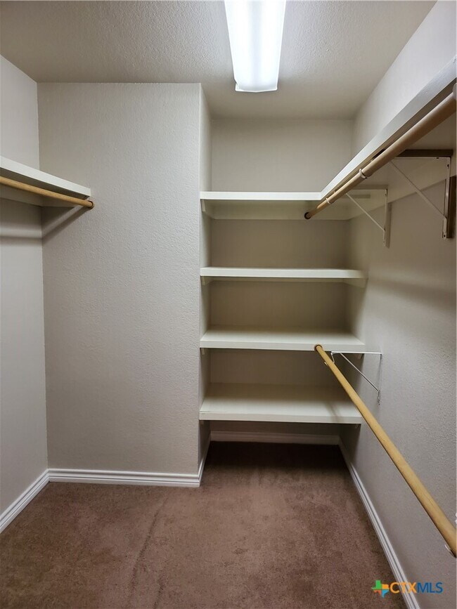 Building Photo - 136 Royal Crest Cir