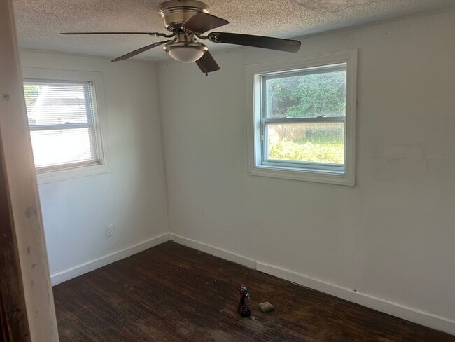 Building Photo - 2 Bed, 1 Bath Home