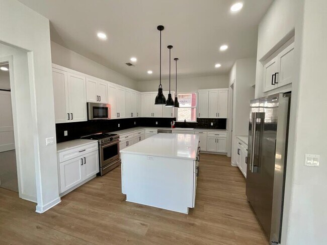 Building Photo - 12016 Savannah Ave