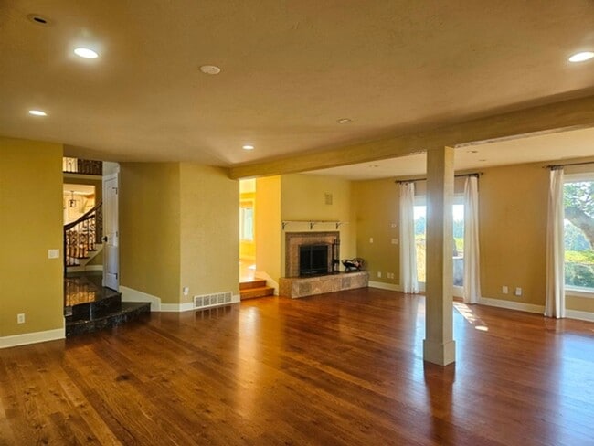 Building Photo - 4Bd/5Ba Multi Story Home - For viewing by ...