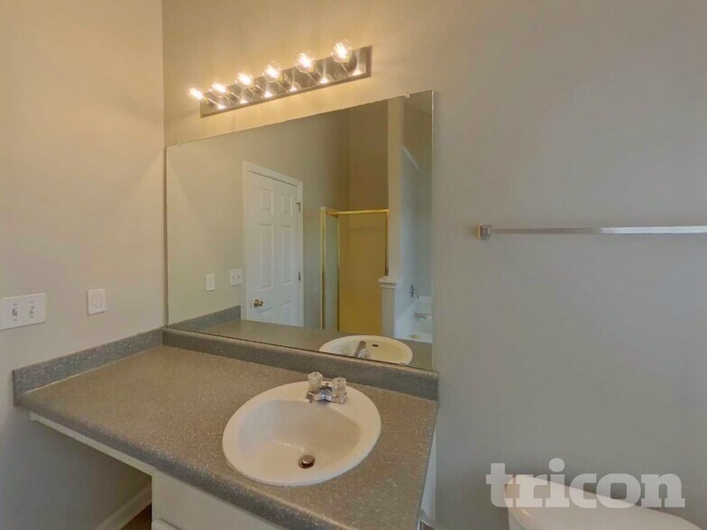 Building Photo - 3250 Diamond Blf