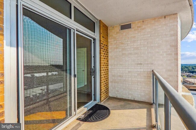 Building Photo - 5750 Bou Ave