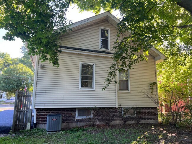 Building Photo - 127 W Main St
