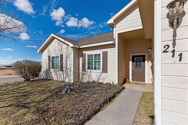 Building Photo - 3 Bed 2 Bath Fully Furnished Home - Pet Fr...
