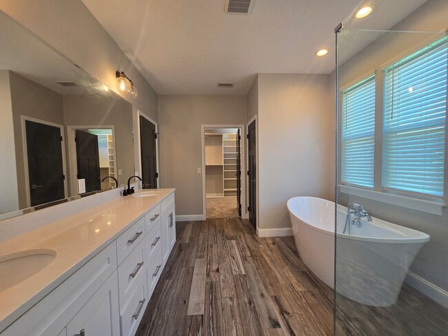 Building Photo - Beautiful 3-Bedroom, 3-Bath Home with Bonu...