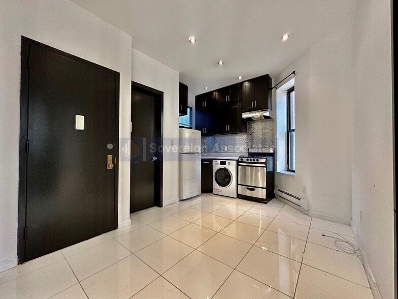 Building Photo - 216 W 108th St