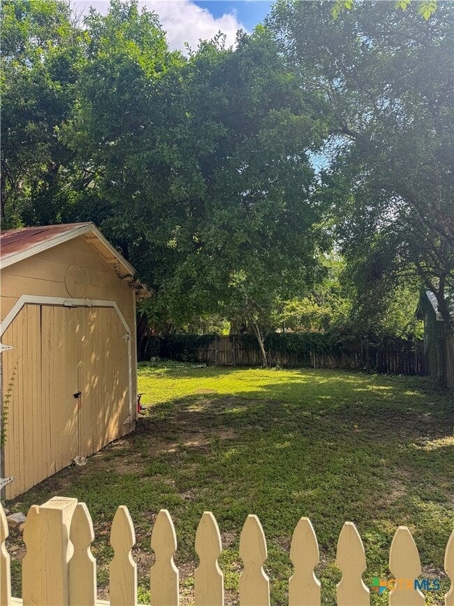 Building Photo - 385 Comal Ave