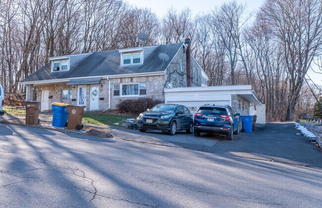 Building Photo - Spacious 1-Bedroom Apartment with Parking & Shared Yard - Midtown Kingston