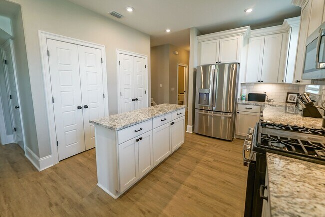 Building Photo - Available end of January in beautiful Summ...