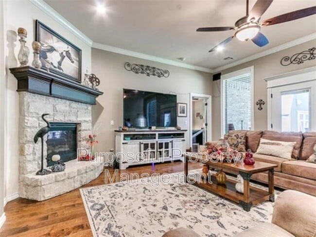 Building Photo - 811 E Mosier St