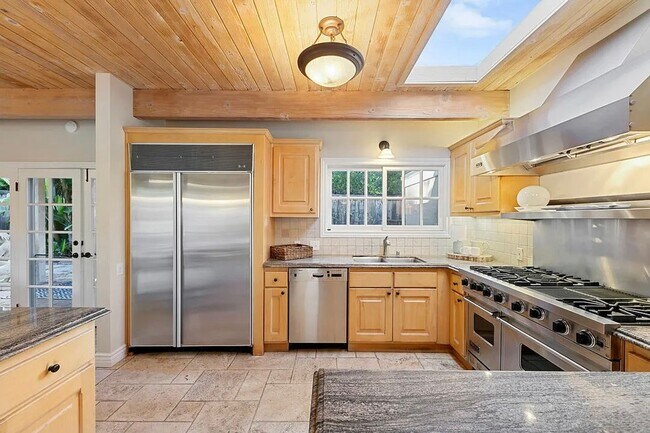 Building Photo - 6241 Frondosa Dr