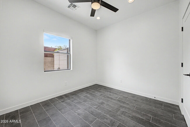 Building Photo - 2312 E Curnow Dr