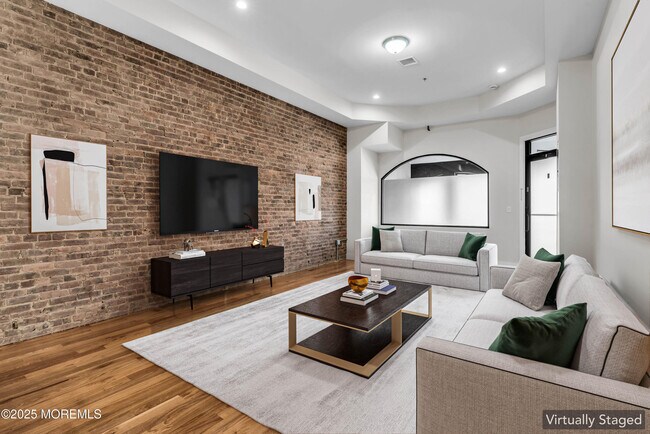 Primary Photo - 7 Broad St