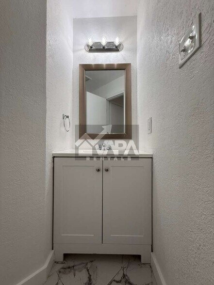 Building Photo - 6811 Evercrest Ln