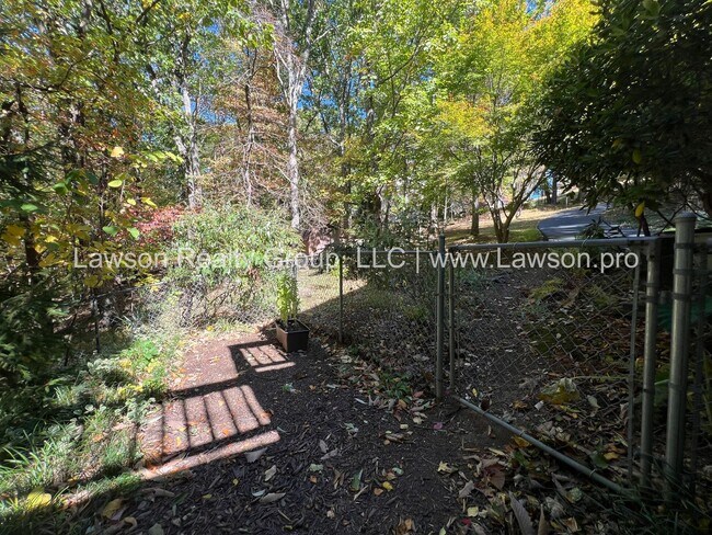 Building Photo - Nature Lover's Paradise-Easy Access to Vin...
