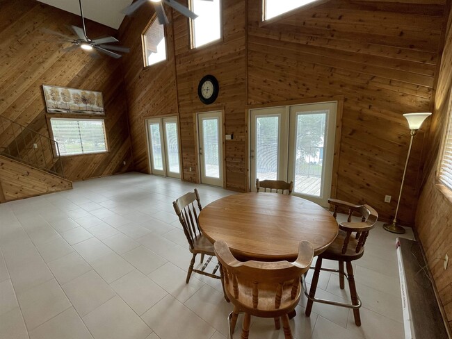 Building Photo - 405 W Lakeshore Dr
