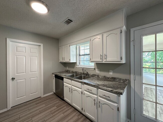 Building Photo - Cozy Elegance: Beautiful 2 Bed, 2.5 Bath H...