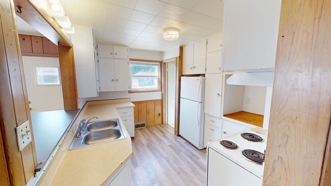 Building Photo - 4 Bedroom House Available August 1st, 2026