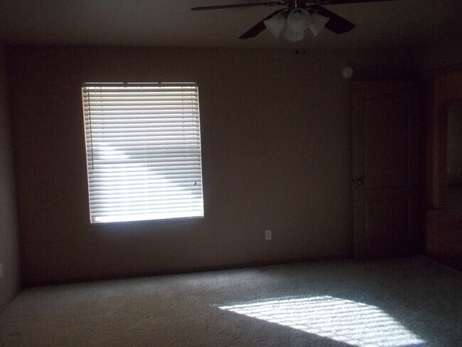 Building Photo - Beautiful home close to HAFB and town.