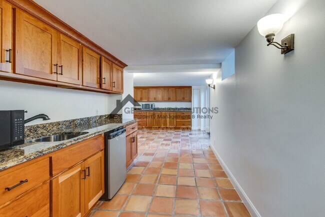 Building Photo - 502 32nd Ave S