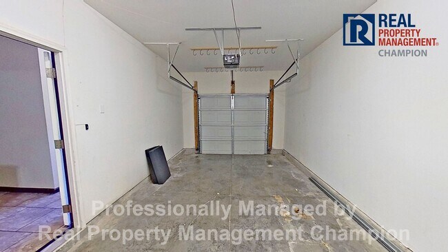 Building Photo - Beautiful Two Story Townhome with Lots of Storage!!