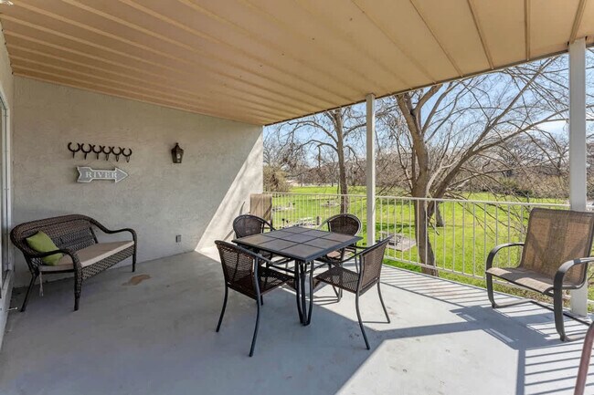 Building Photo - 730 E Mather St