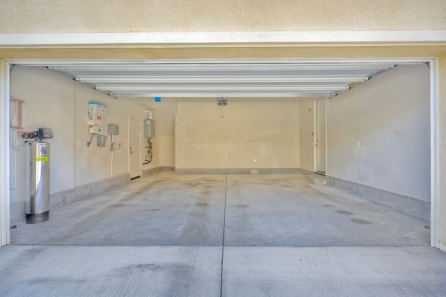 Building Photo - 6675 Agave Cir