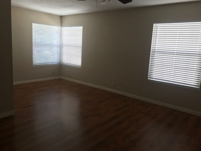 Building Photo - 2 BEDROOM/2BATH TOWN HOUSE STYLE CONDO IN ...
