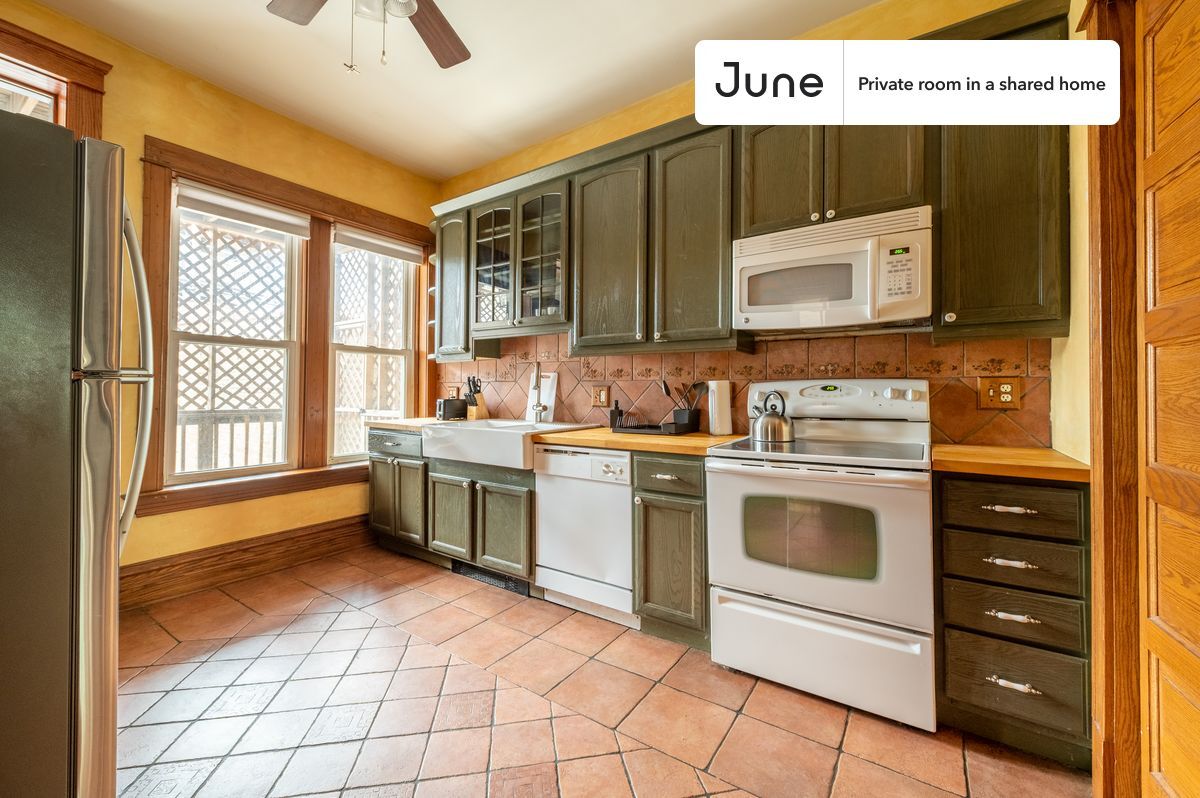 Building Photo - Private bedroom in 3 bed/1 bath Home