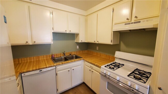 Building Photo - 1460 W Badillo St
