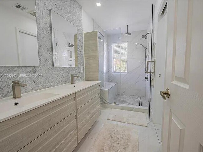 Building Photo - 1135 W Lake St