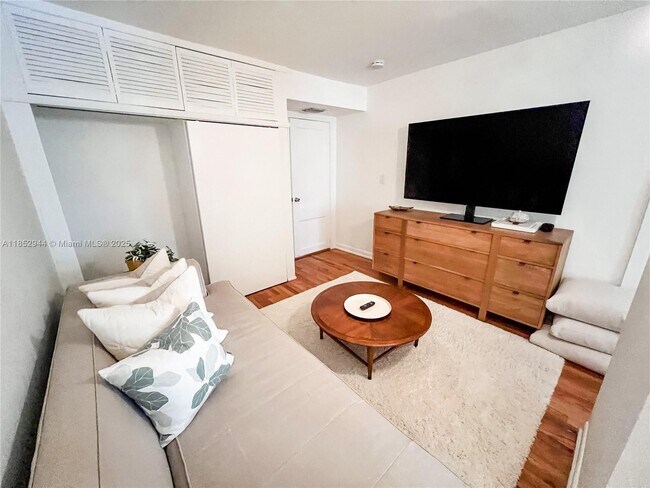 Building Photo - 320 W 55th St