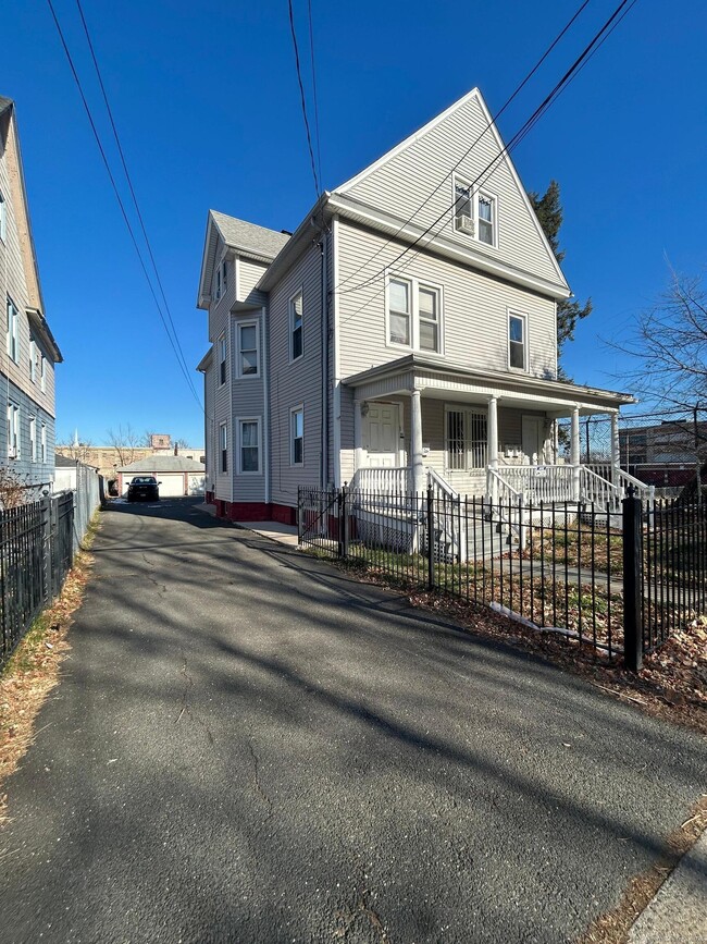 Building Photo - 96-98-98 Sargeant St