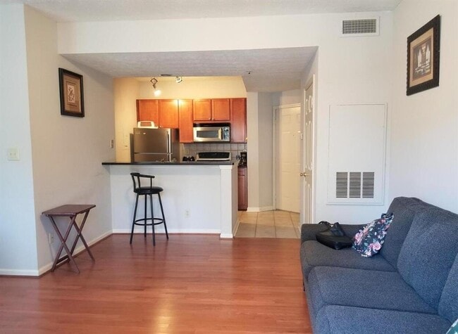 Building Photo - 1250 Parkwood Cir SE