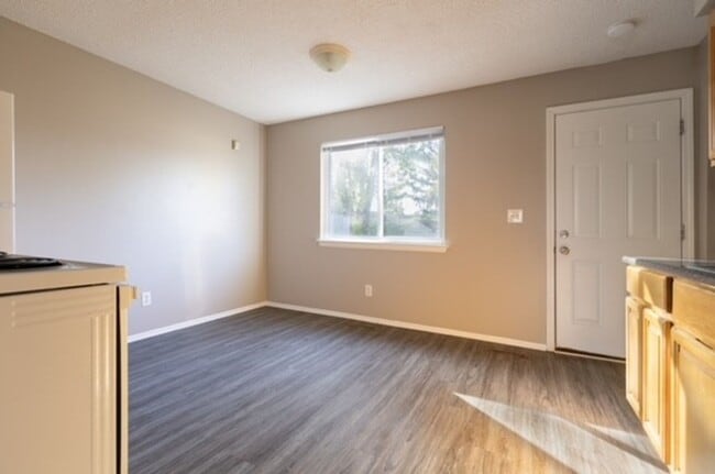 Building Photo - Spacious Split-Level Comfort & Modern Style in Columbus!
