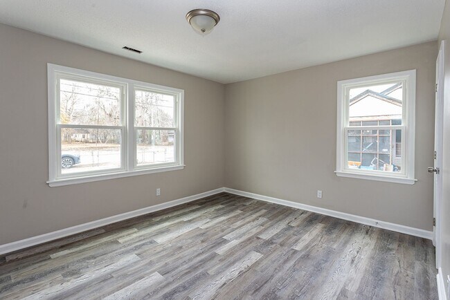 Building Photo - Welcome to this beautiful newly renovated 3-bedroom brick ranch!