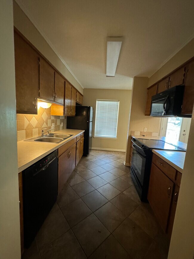 Building Photo - 3000 Mona Dr