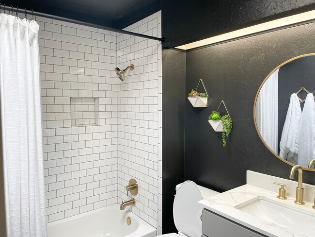 Guest shower - 9810 Osuna Rd NE