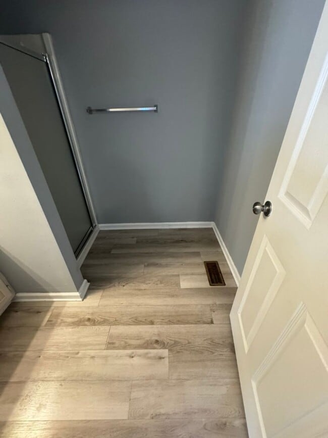 Building Photo - Graham Ave Duplex