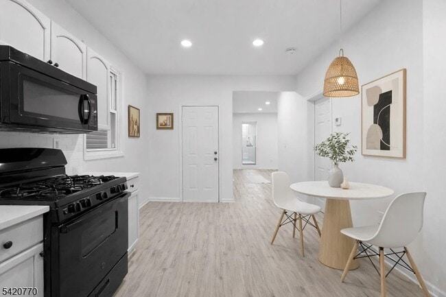 Building Photo - 223 Pine St