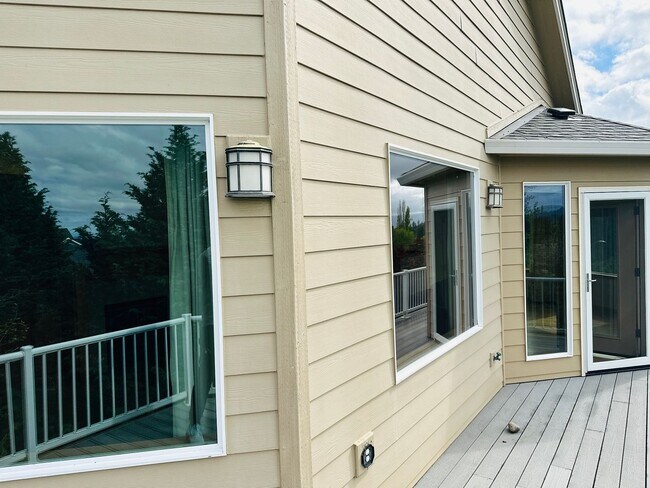 Building Photo - Stunning Custom Home with Beautiful Views