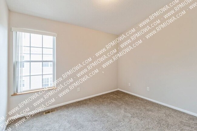 Building Photo - GREAT LOCATION!! 2 Bedroom, 2 Bathroom Tow...