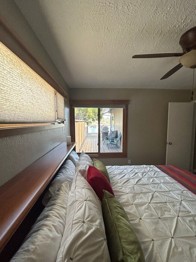 Building Photo - Don't Miss out on a Summer at the Lake.  Beautiful Fully Furnished Lake Front Home available MAY-...