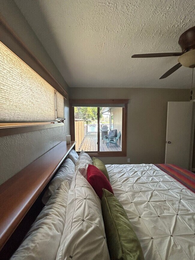 Building Photo - Don't Miss out on a Summer at the Lake.  Beautiful Fully Furnished Waterfront Home available July...