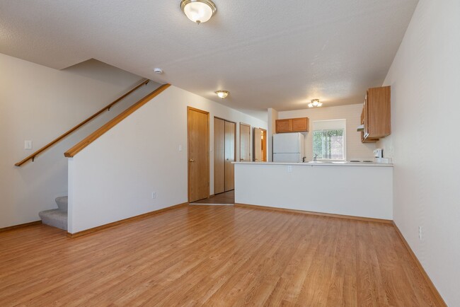 Building Photo - Spacious 2-Bedroom Duplex in SE Portland