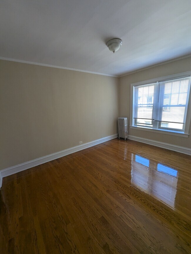 Building Photo - 6705 N Greenview Ave