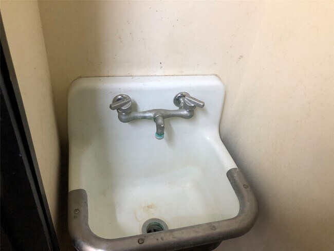 Building Photo - 1113 Lawrence St