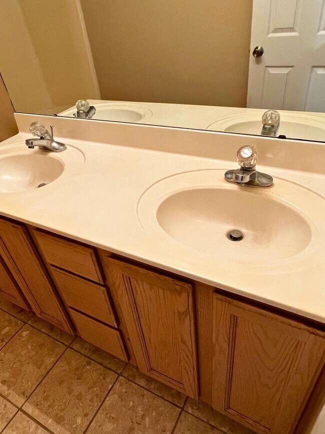 Building Photo - Charming 4/2 with fenced in yard